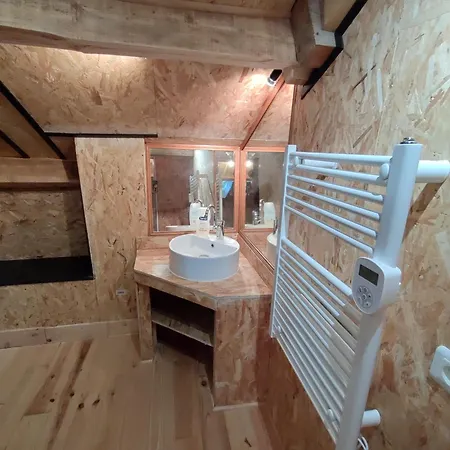 Apartamento Atypique Avec Piscine Partagée. Verdaches